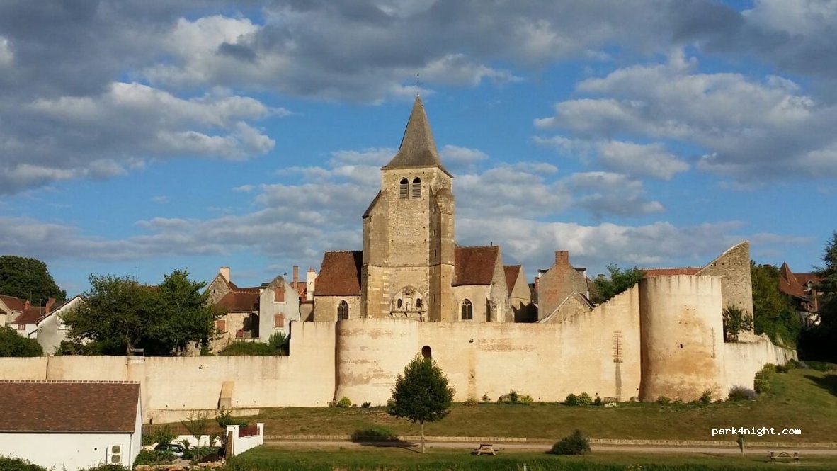 (03360) Ainay-le-Château - 5 Place du Champ de Foire — foto 3