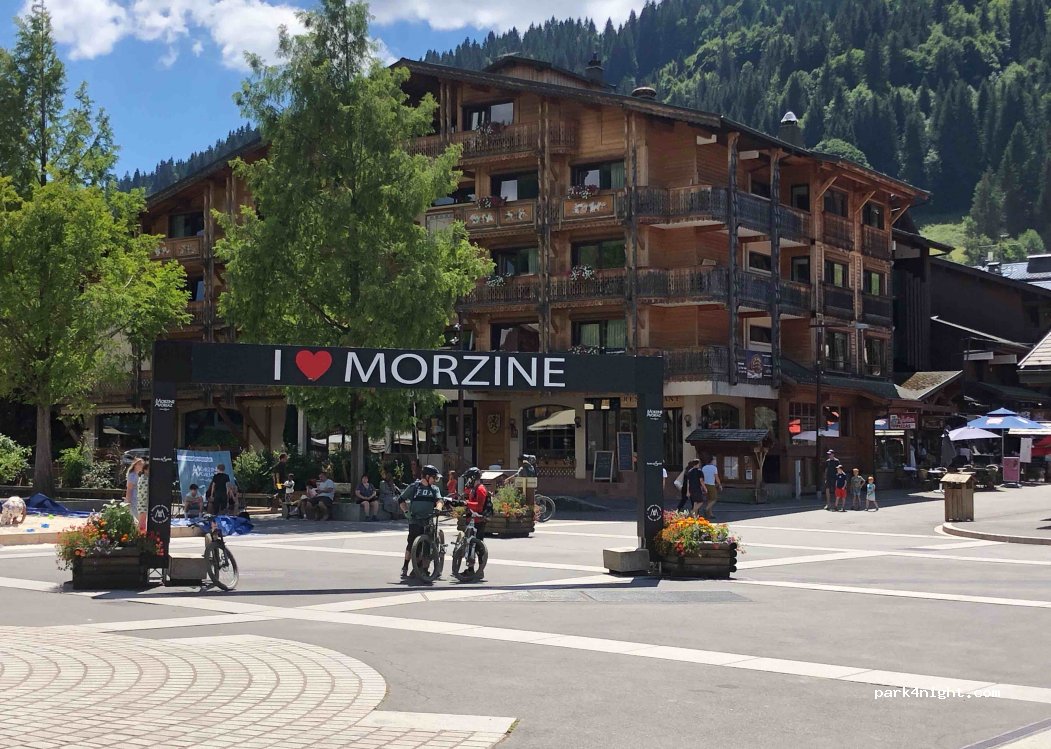 (74110) Morzine - 17 Place de la Poste — foto