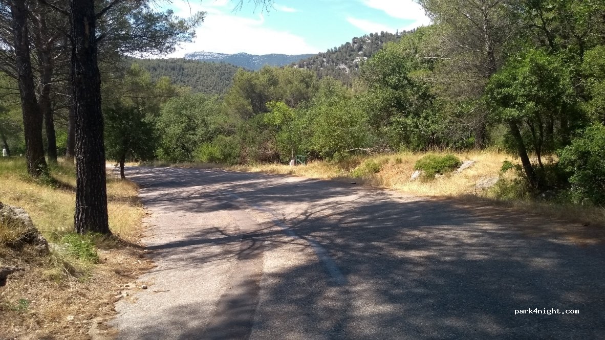 (13780) Cuges-les-Pins - D8N — foto