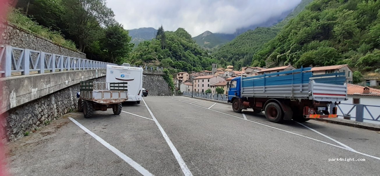 (55020) Fornovolasco - Via della Chiesa — foto