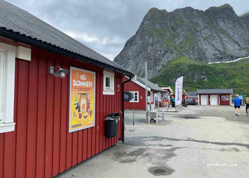 (8390) Reine - 84 Reineveien — foto