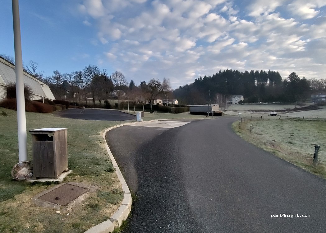 Aire de Camping-car Sousceyrac-en-Quercy — foto 2