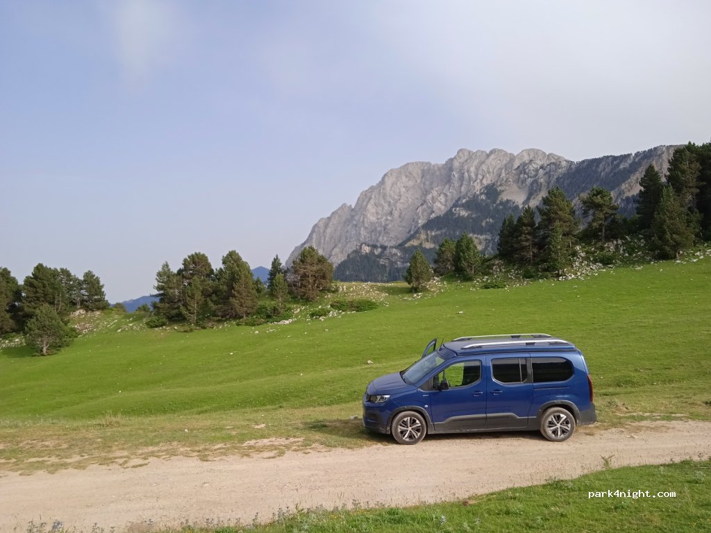 (25717) Refugi Lluís Estasen - Carretera del mirador de Gresolet / Refugi Lluís Estasen — foto
