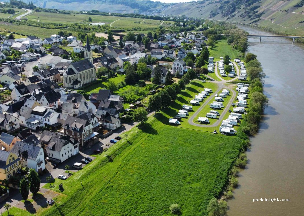Wohnmobilstellplatz im Moselort Lösnich — foto 3