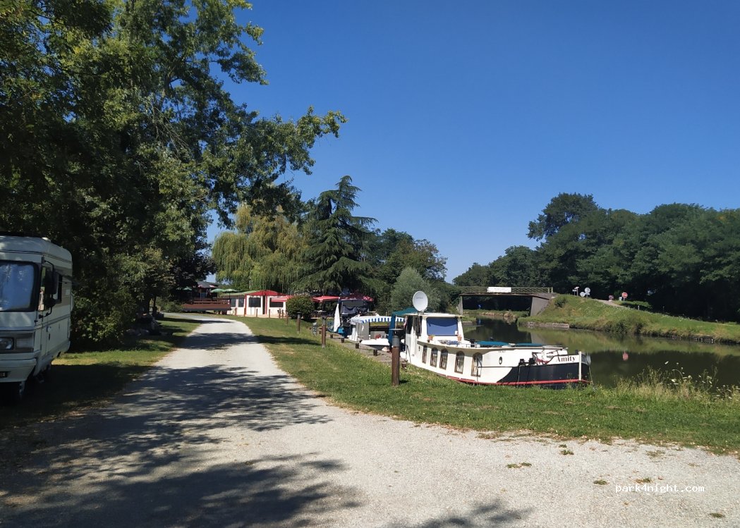 (58240) Fleury-sur-Loire - 17 Le Bourg — foto 4