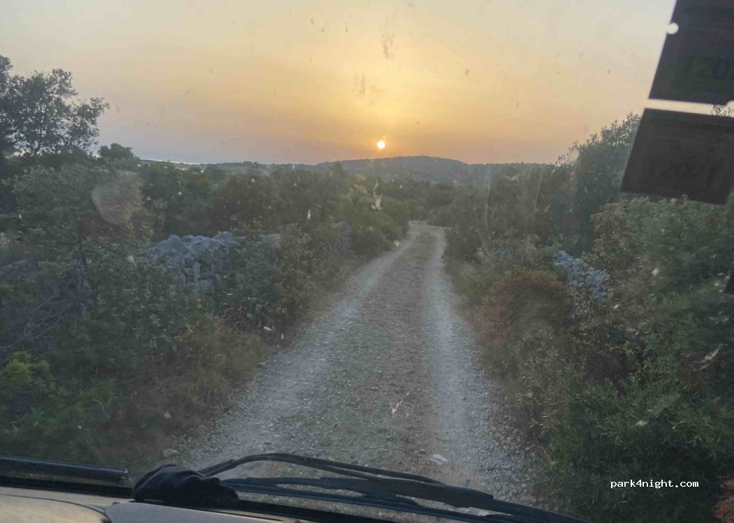 (22203) Dvornica - Unnamed Road — foto