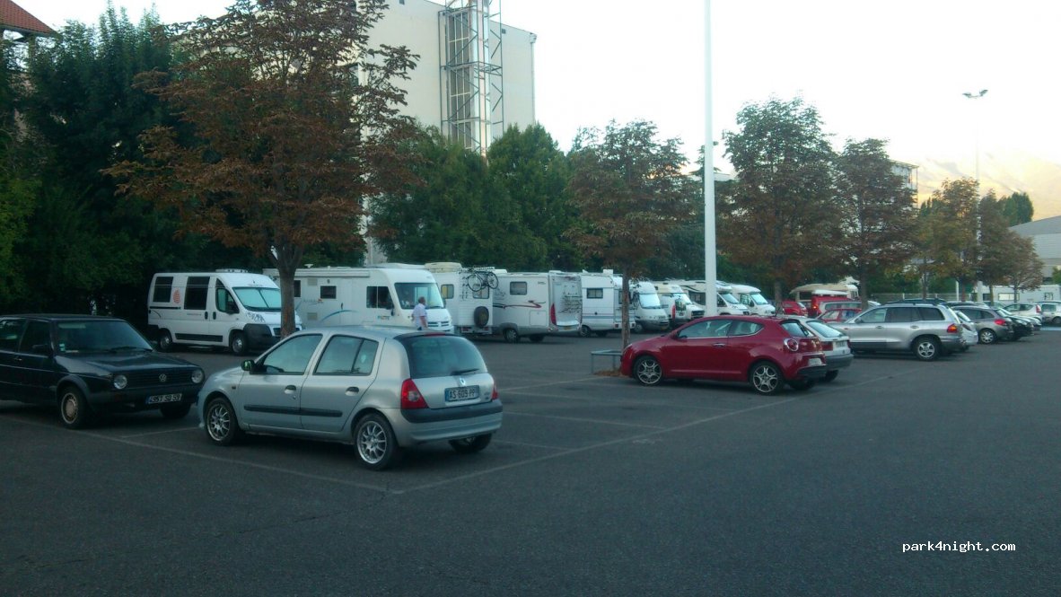 (05000) Gap - 14 Avenue Commandant Dumont — foto 2