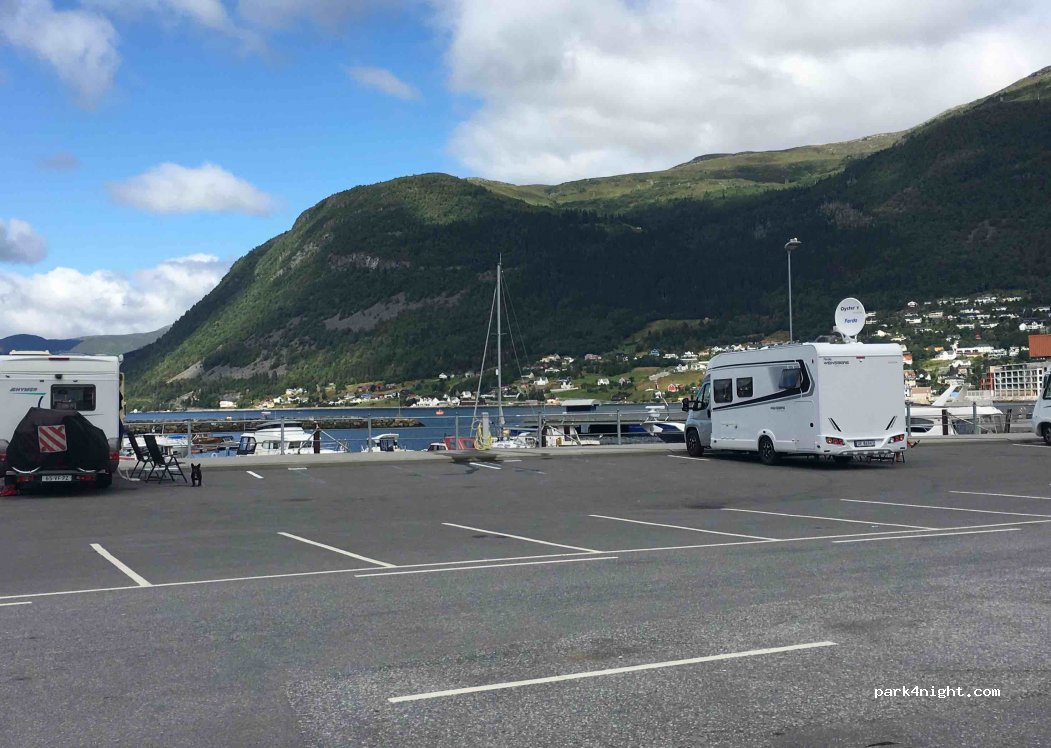 Nordfjordeid Marina og Bobilparkering — foto