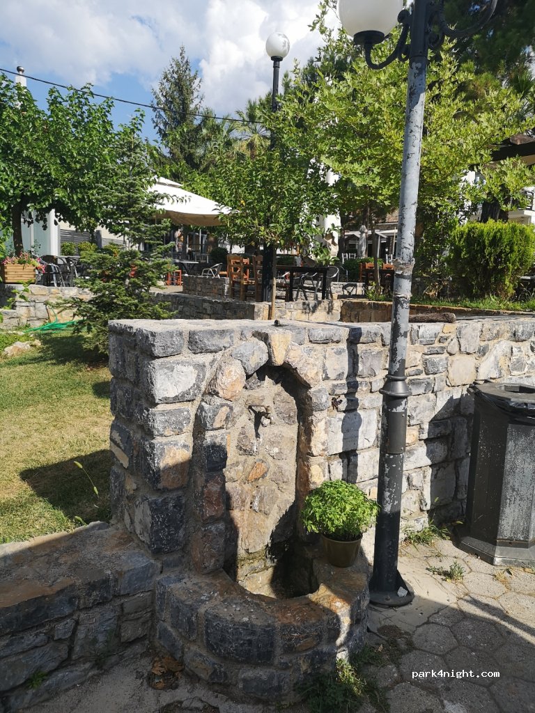 (190 08) Erithres - 77 Leoforos Ethnikis Antistasis — foto