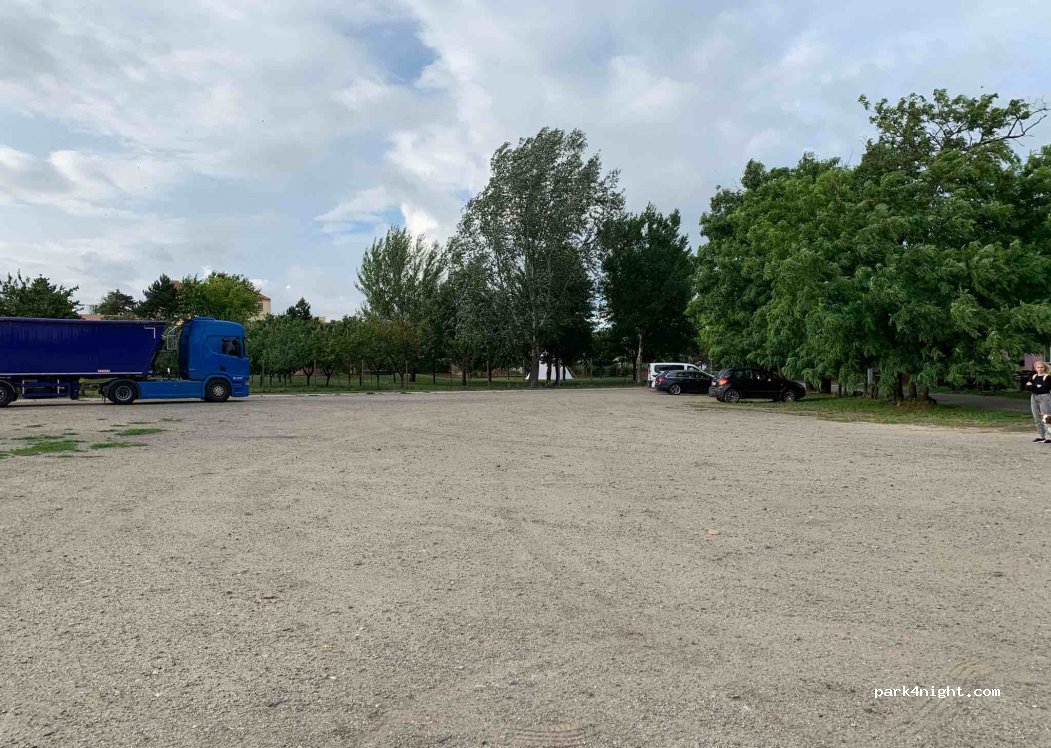 (691 03) Rakvice - 877 Luční — foto
