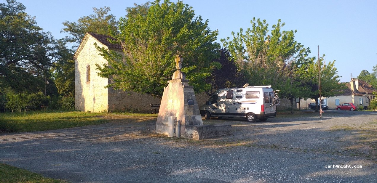 (24130) Monfaucon - 16 Le Bourg — foto