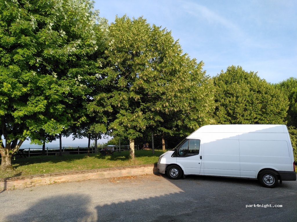 (82130) Piquecos - 20 Place du Village — foto