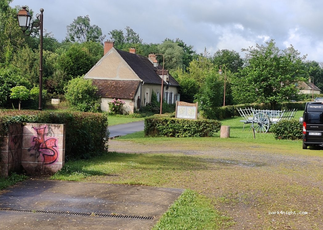 (18360) Épineuil-le-Fleuriel - Le Bourg — foto 4