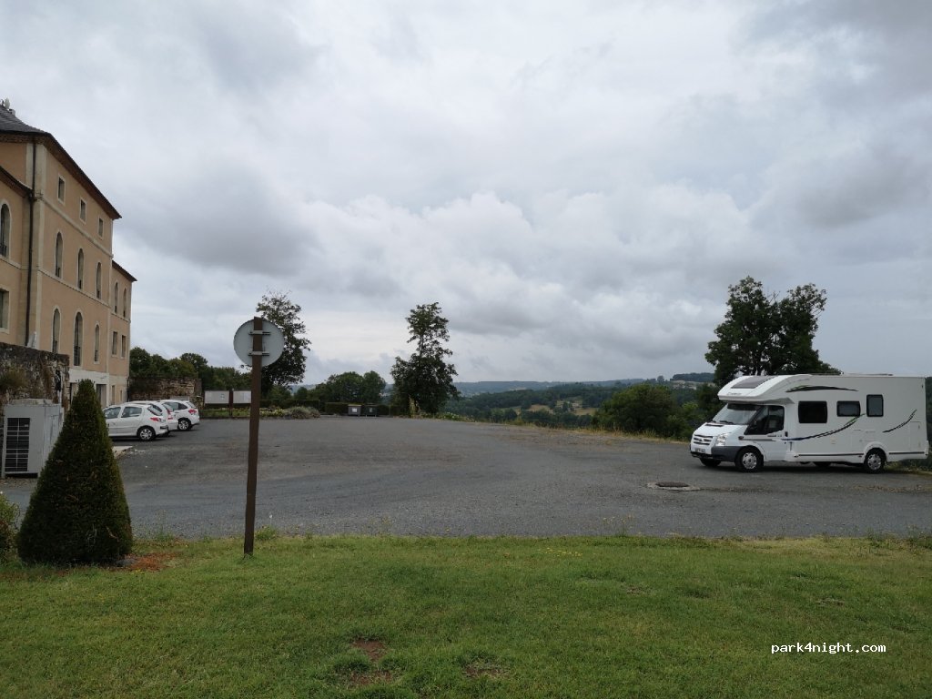 (24390) Hautefort - Rue Sylvain Floirat — foto