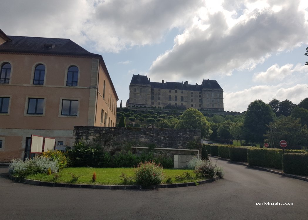 (24390) Hautefort - Rue Sylvain Floirat — foto 2