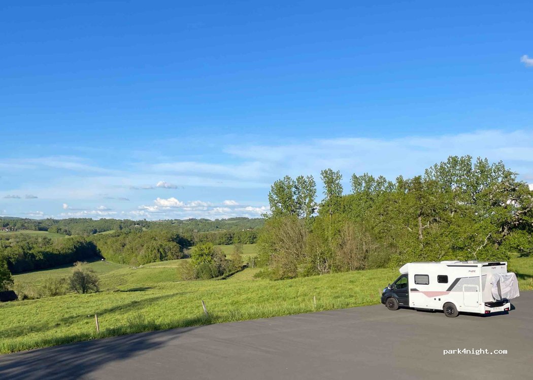 (24390) Hautefort - Rue Sylvain Floirat — foto 4