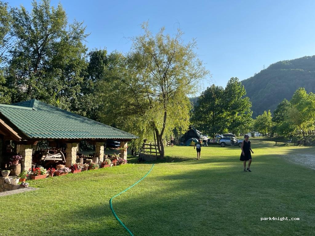 Camp Drina &  Rafting Tara — foto