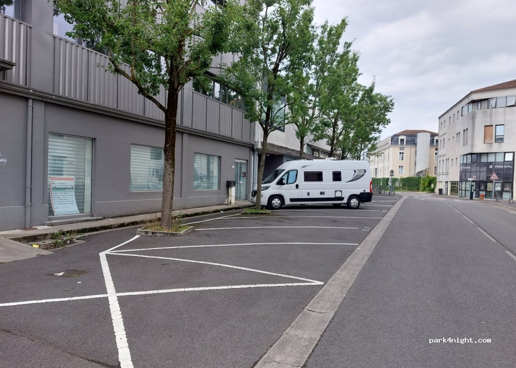 (16000) Angoulême - 18 Rue des Frères Lumière — foto 2