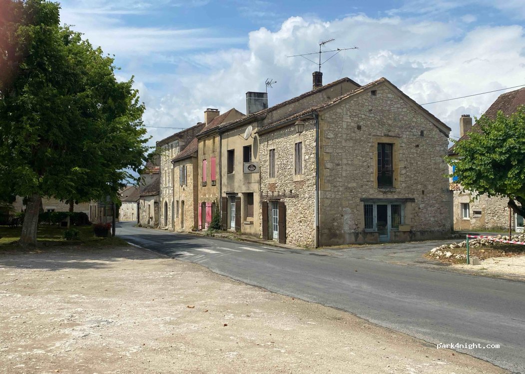 (24560) Saint-Aubin-de-Lanquais - 14 Le Bourg — foto 2