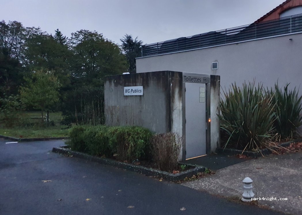 (16110) La Rochefoucauld-en-Angoumois - 2 Bis Place de la Gare — foto 3