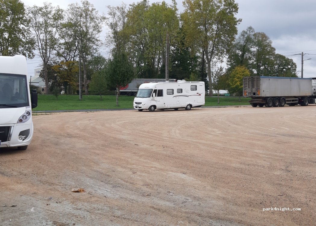 Aire de camping-car Lombez — foto 2