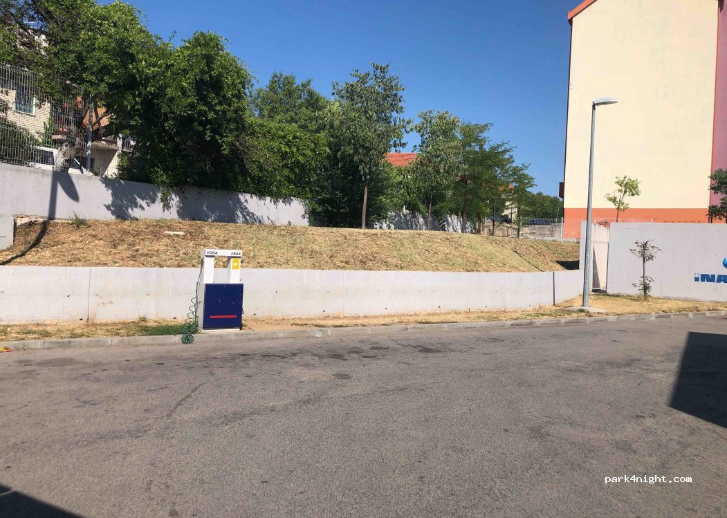 (22300) Knin - 15 Ulica 4. gardijske — foto