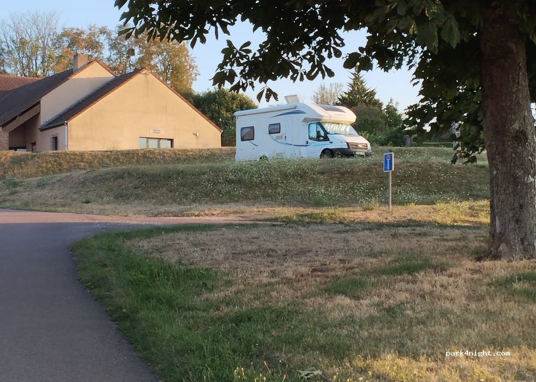 (71390) Saint-Désert - 9 Place des Noyers — foto 3