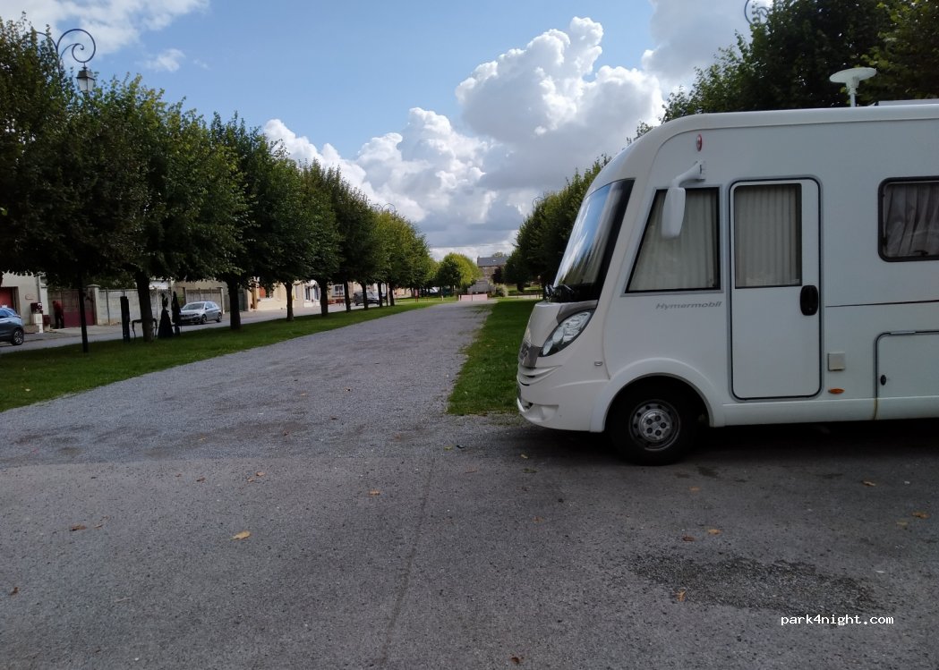 (08190) Asfeld - 6 Place Grand 'cour — foto