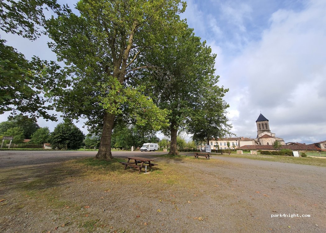 (16420) Lesterps - 6 Rue de la Mairie — foto