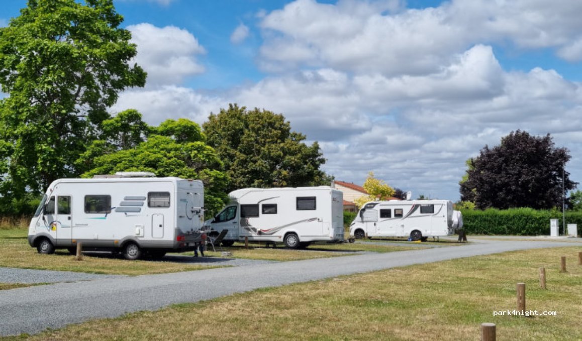 Aire de camping-car park de Néris-les-Bains (Allier) — foto 2