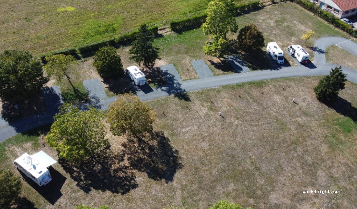 Aire de camping-car park de Néris-les-Bains (Allier) — foto 3