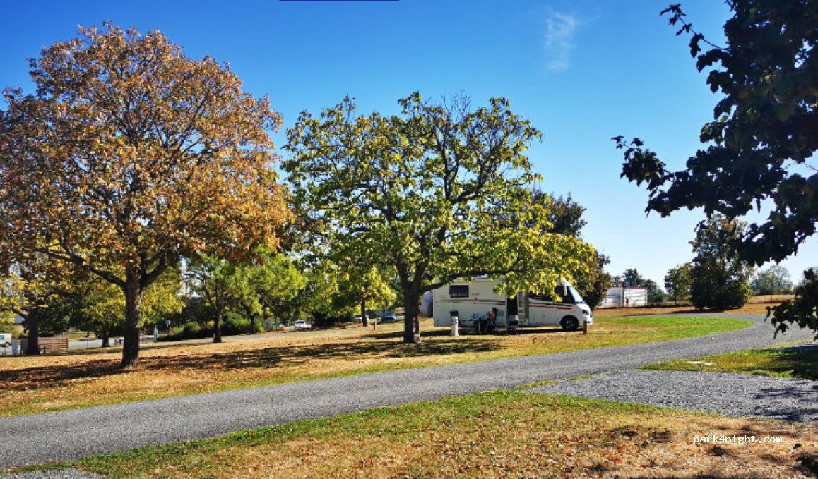 Aire de camping-car park de Néris-les-Bains (Allier) — foto 4