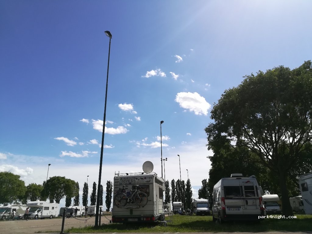 Area sosta camper Grazie di Curtatone — foto