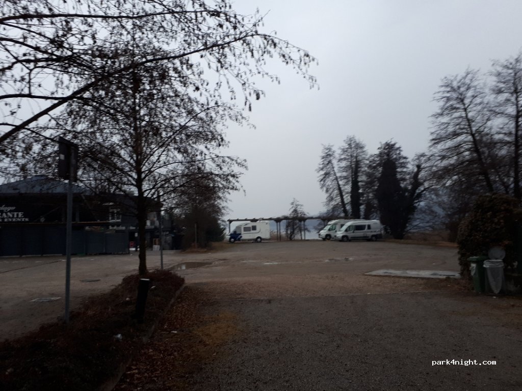 Area Sosta Camper Ternate — foto