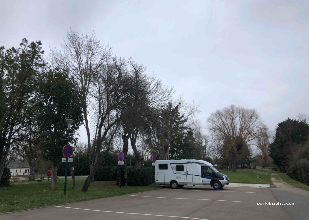 Aire de camping-cars Lorris — foto 2