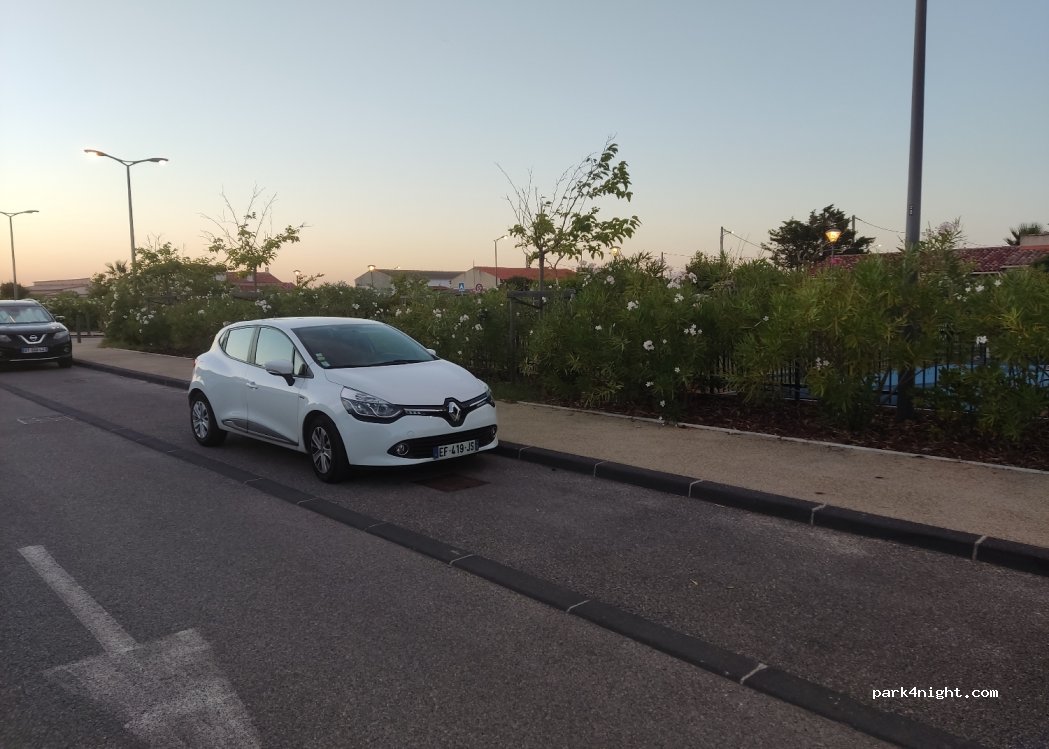 (13700) Marignane - 5 Place Pytheas — foto