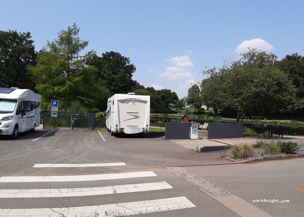 (56930) Pluméliau-Bieuzy - Rue des Combats de Kervernen — foto 3