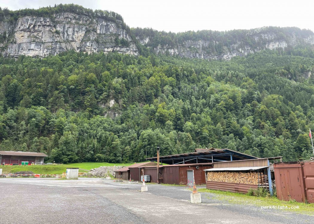 Parkplatz an der Schießanlage Selgis — foto
