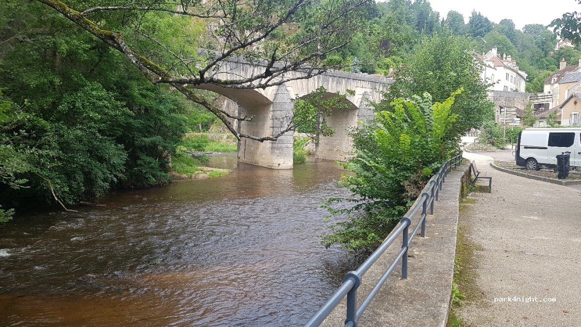 (89200) Avallon - 20 Rue du Pavé de Cousin le Pont — foto 2