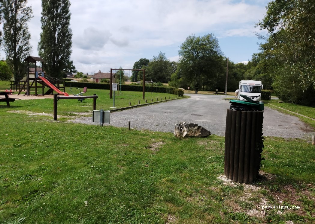 (18410) Brinon-sur-Sauldre - 15 Rue Verte — foto