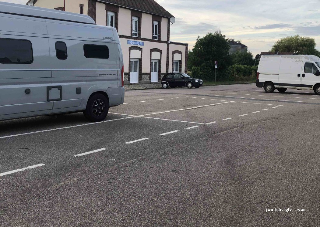 (76110) Goderville - 2 Place des Combattants — foto