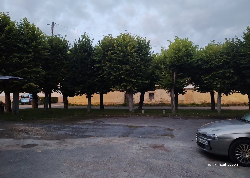 (51150) Juvigny - 1 Place du Manège — foto