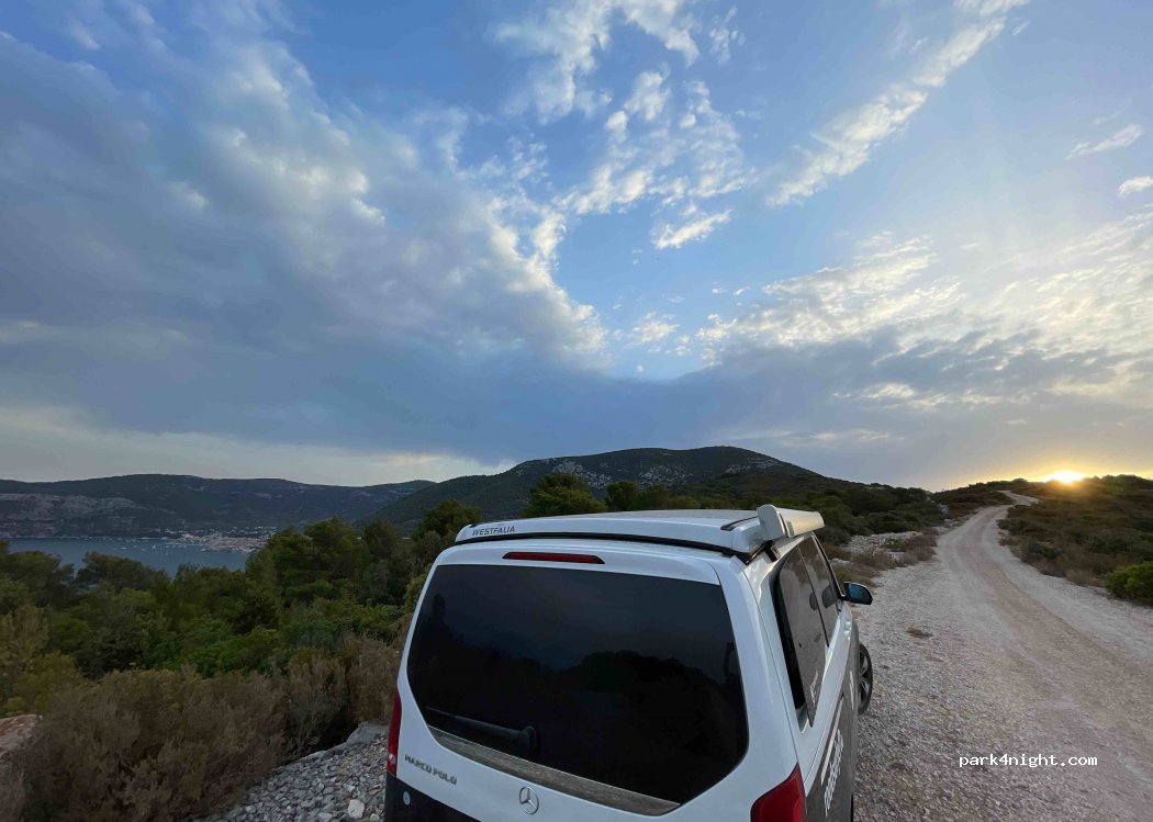 (21483) Komiža - Unnamed Road — foto