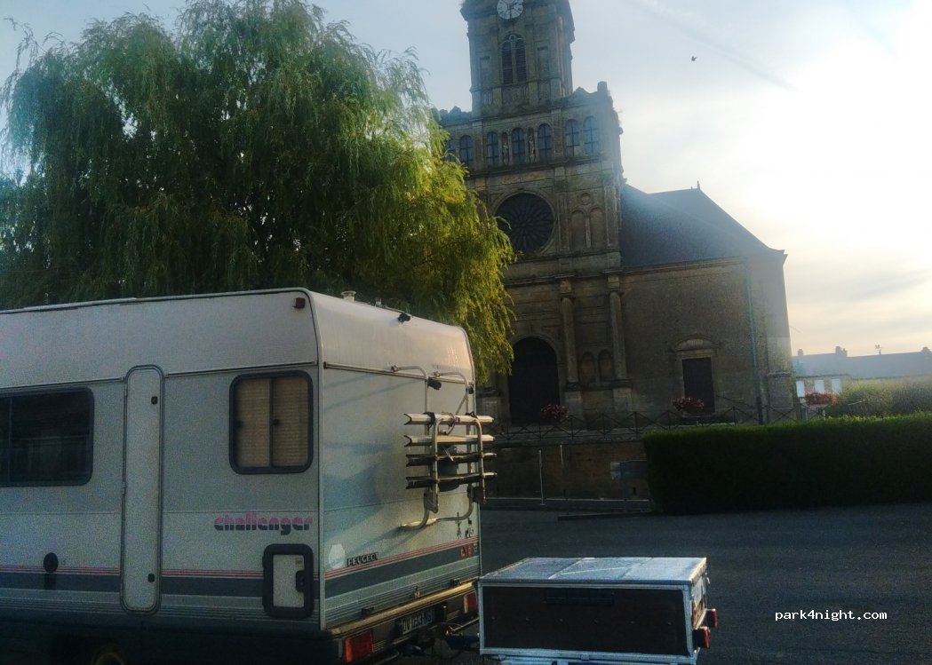 (08210) Beaumont-en-Argonne - 13 Place de la Mairie — foto