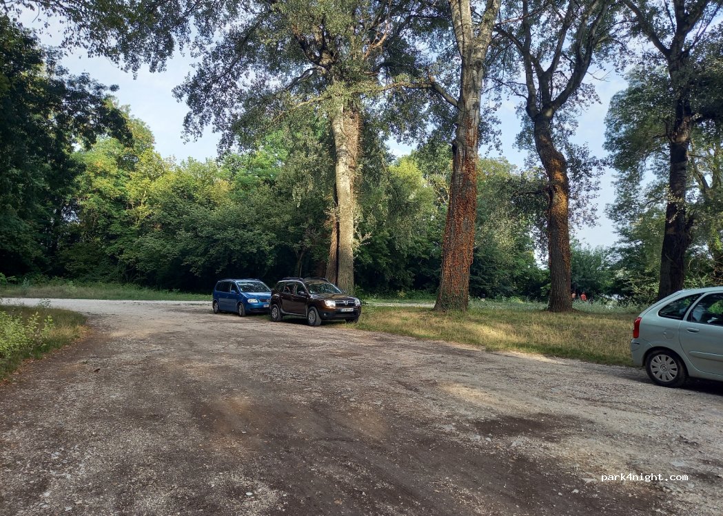 (84860) Caderousse - Unnamed Road — foto