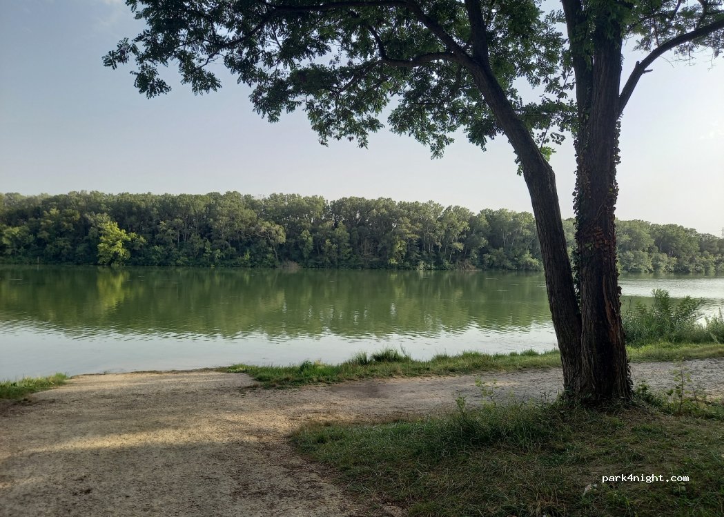 (84860) Caderousse - Unnamed Road — foto 2