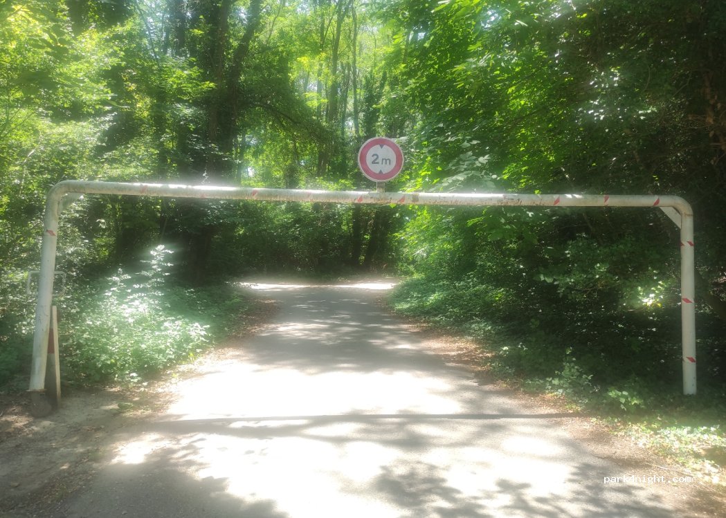 (84860) Caderousse - Unnamed Road — foto 4