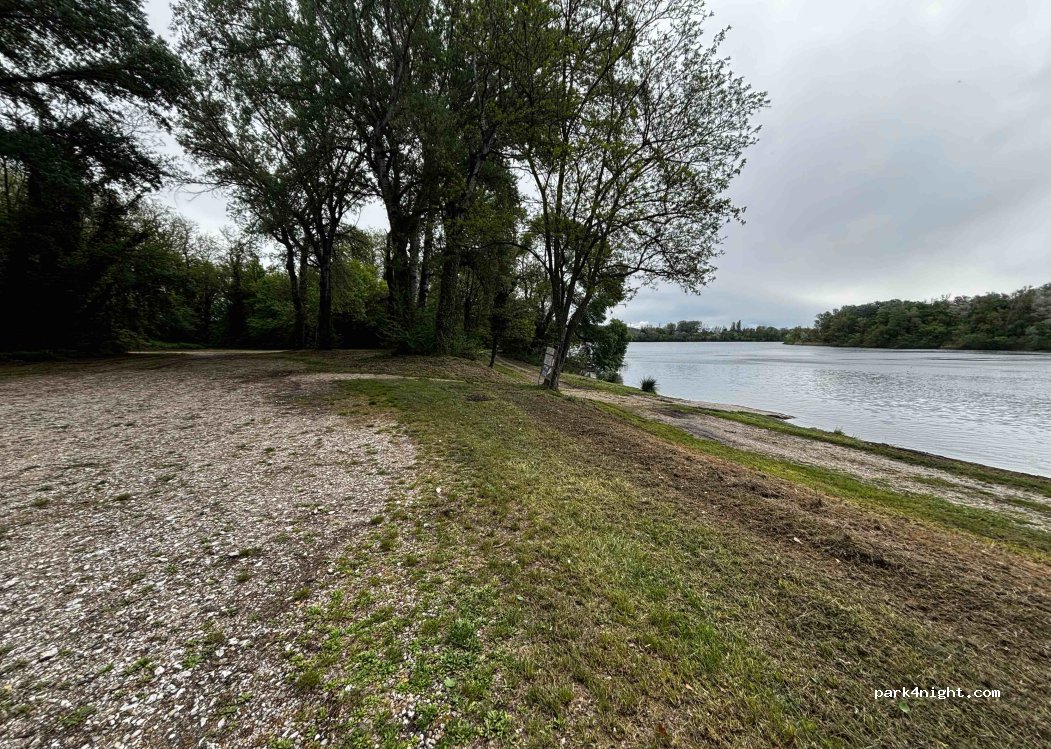 (84860) Caderousse - Unnamed Road — foto 5