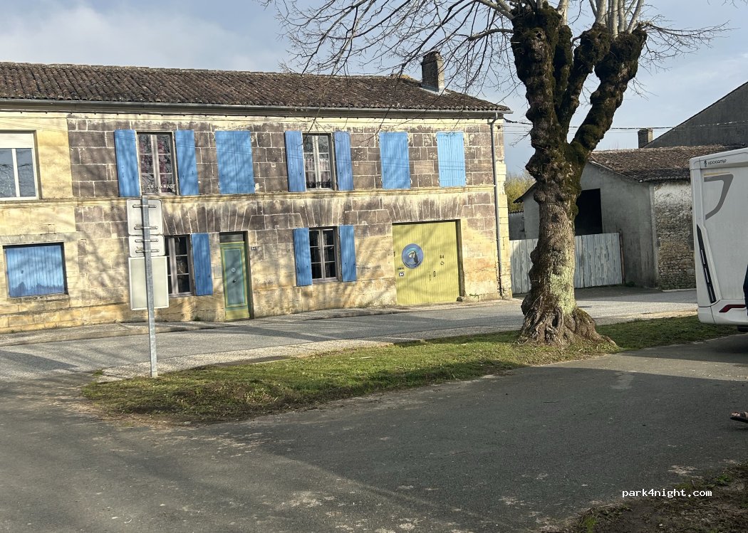 (17770) Burie - 81-85 Avenue de la République — foto 4