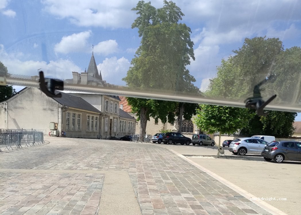 (18500) Mehun-sur-Yèvre - 2 Place du Gén Leclerc — foto